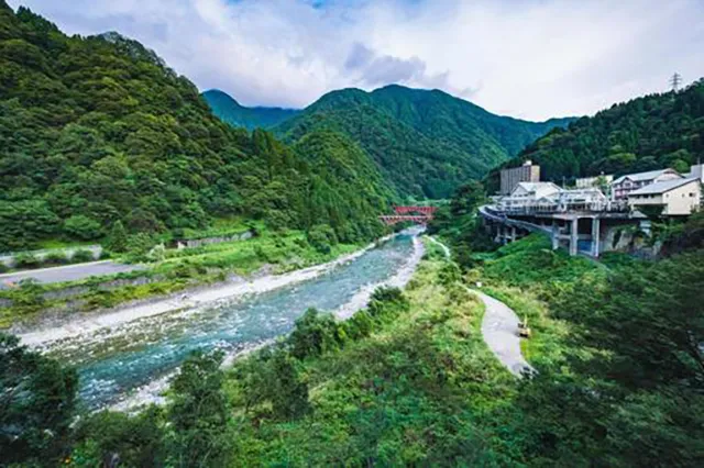 宇奈月温泉:黒部峡谷の湯煙に潜む木管の呪縛と心霊噂の真相
