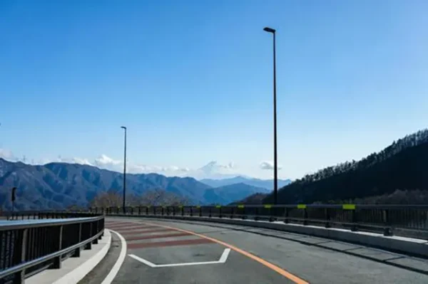 柳沢峠の心霊噂：霧深い大菩薩ラインに潜むバイク事故の亡霊と白いライダーの幻影