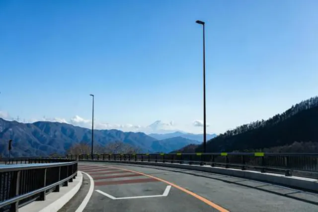 柳沢峠の心霊噂：霧深い大菩薩ラインに潜むバイク事故の亡霊と白いライダーの幻影