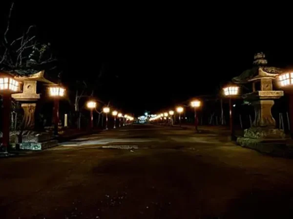 暗い神社や寺でチラつく人影…錯視が引き起こす日本の怪奇現象？