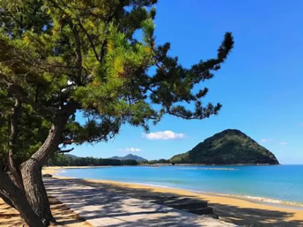 菊ヶ浜：萩の白砂に浮かぶ水難の亡霊と地蔵が守る溺死者のささやき