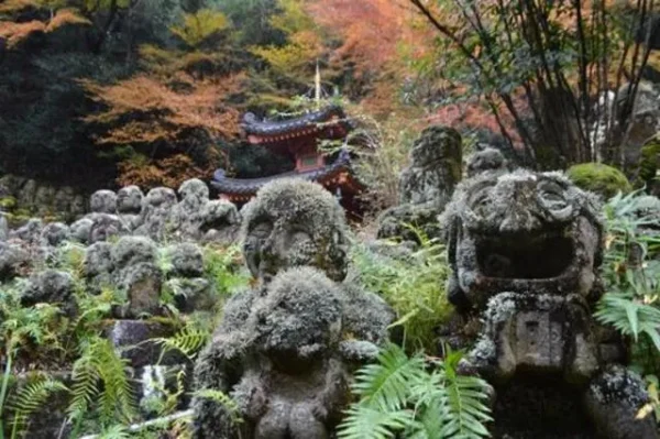 愛宕念仏寺：嵯峨野の石仏群とタクシー運転手の心霊噂