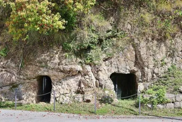 防空壕・地下壕の「旧日本軍の霊」：迷路のような闇と軍服姿の影