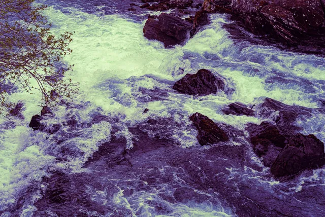 お盆は“水辺に近づいてはいけない”：水子の霊・盆波・視界不良が恐怖を生む構造