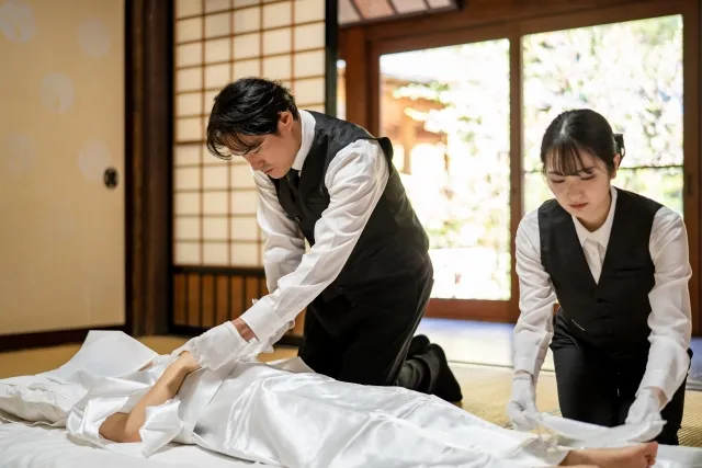 お盆に“白い服を着てはいけない”のは本当か：死装束・誤認・夜間視認性の問題