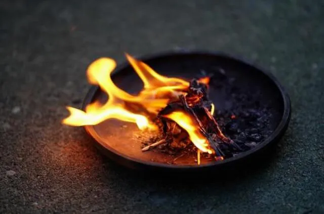 迎え火・送り火の最中に“水辺を覗くな”の真相：水面反射と霊が映る迷信