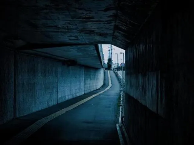 古い歩道橋の下や短いトンネル