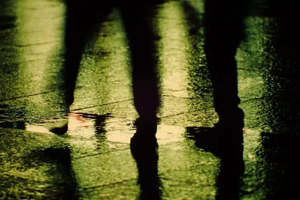 暗闇で人影が動く：脳の視覚が作り出すバグ