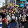 「カラフルなガイコツが踊る」メキシコの死者の日と日本の静かな迎え火