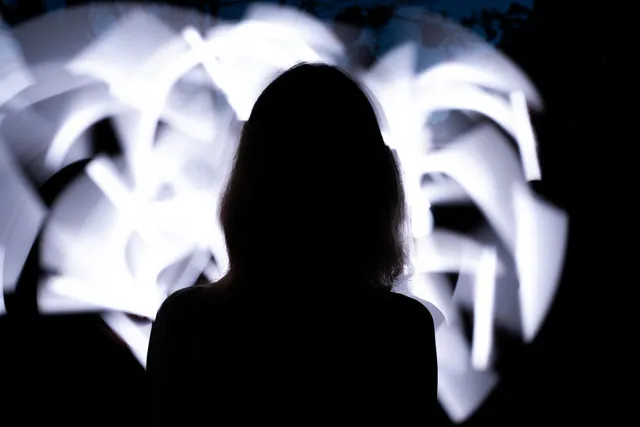 オーブ現象と画像科学の真実:RAW検証で心霊写真が崩壊する瞬間