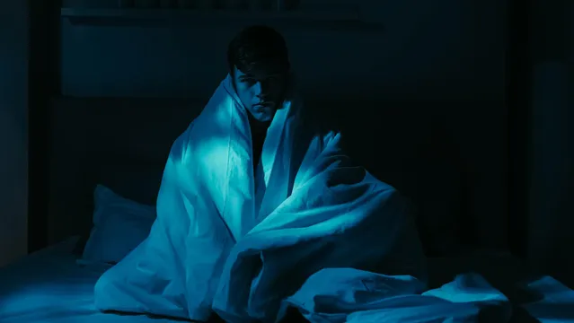 心霊スポット後に“眠れなくなる”理由：覚醒状態と恐怖記憶の影響