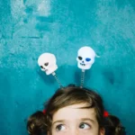 怪談が記憶に残りやすい理由：脳が恐怖を永遠に刻む仕組み