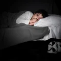 金縛りになるのは霊のせい?霊障と睡眠麻痺・恐怖反応の科学