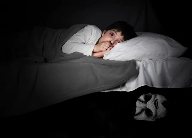 金縛りになるのは霊のせい?霊障と睡眠麻痺・恐怖反応の科学