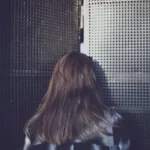 “後ろに誰かいる”感覚の科学：パニック時の脳内メカニズム