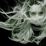 心理学 × 怪談の広まり：恐怖が人から人へ伝播する理由