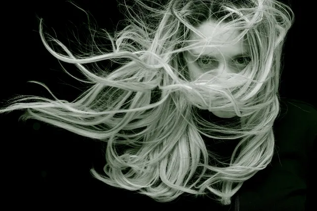 心理学 × 怪談の広まり:恐怖が人から人へ伝播する理由