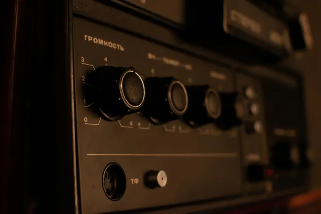 電波障害と“声が聞こえる”現象:深夜のノイズと心霊ラジオのメカニズム