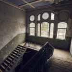 廃墟で足音が聞こえる正体:音響トリックと脳の錯覚