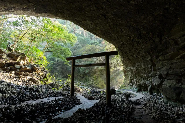 聖域の地理学：山・森・洞窟が「異界」として聖視される民俗的・象徴的基盤