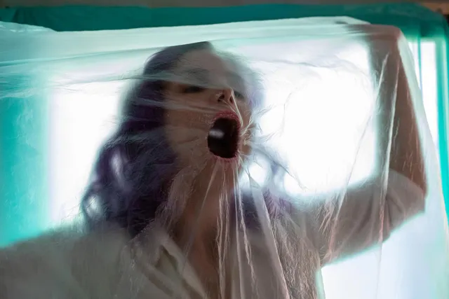 呼吸が浅くなると“気配”を感じる理由:酸素不足が創り出す幻