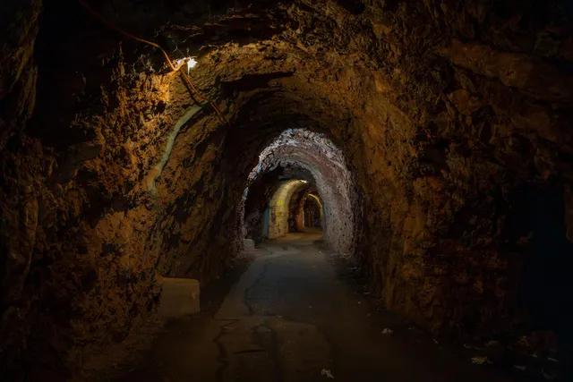 地下壕で“息苦しさを感じる”理由:換気・湿度・心理の複合要因