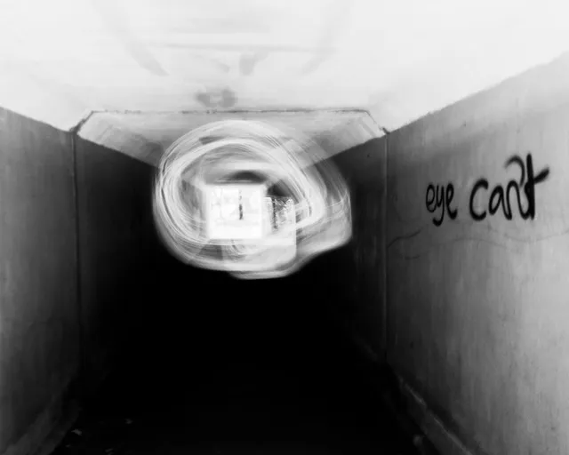 監視カメラに“白い影が映る”理由:赤外線・虫・反射の誤認