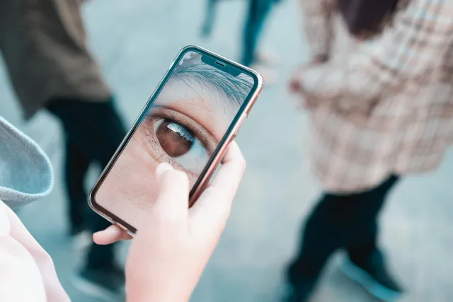 スマホ画面に“後ろの人影が映る”現象:反射と角度の誤認